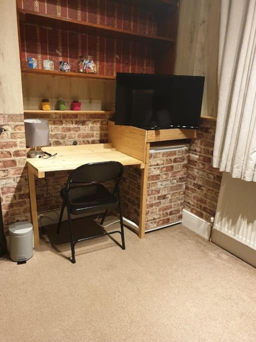 Spacious Bedroom With Private Bathroom. Abbey Wood エクステリア 写真