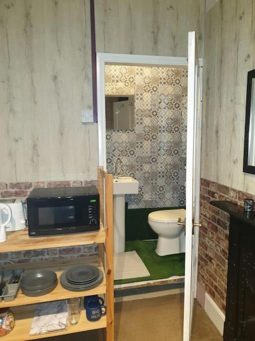 Spacious Bedroom With Private Bathroom. Abbey Wood エクステリア 写真
